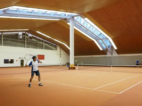 Tennishalle Pfronten Tennisspieler beim Spielen in der Tennishalle in Pfronten.